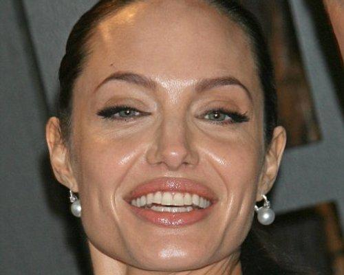 Angelina Jolie are probleme cu tenul