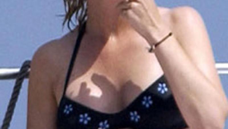 Lisa Kudrow in bikini