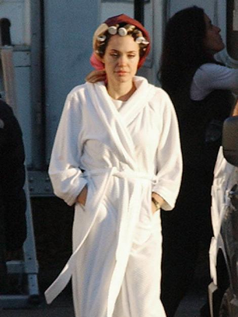 Angelina Jolie cu bigudiuri in par - inedit!