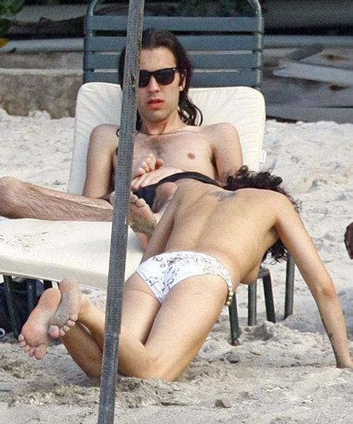 Amy Winehouse - circ sexi pe plaja!
