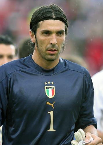 Buffon va fi operat la genunchi din cauza unor probleme la menisc