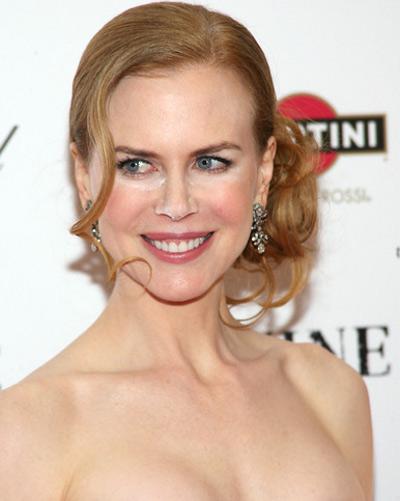 Nicole Kidman cu pudra la nas