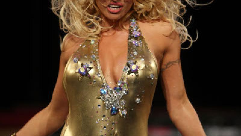 Pamela Anderson s-a dezlantuit pe catwalk