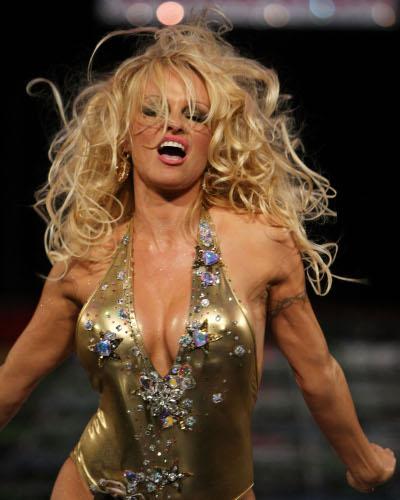 Pamela Anderson s-a dezlantuit pe catwalk