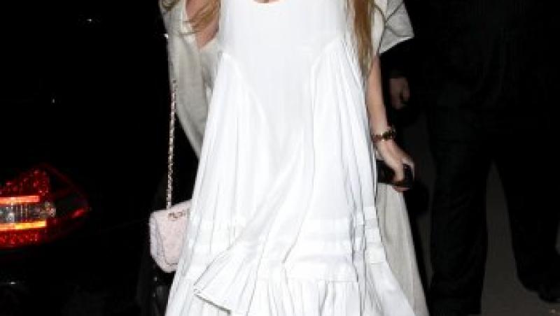 Lindsay Lohan in cearsaf pe strada