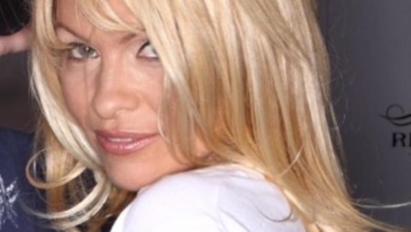 Pamela Anderson intr-o forma de zile mari