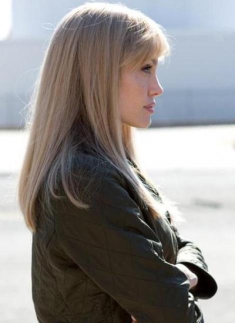 Angelina Jolie s-a facut blonda