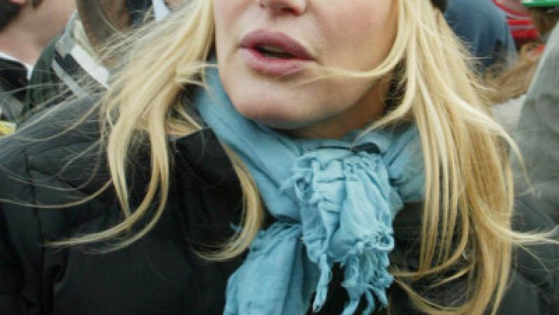 Daryl Hannah si-a umflat buzele