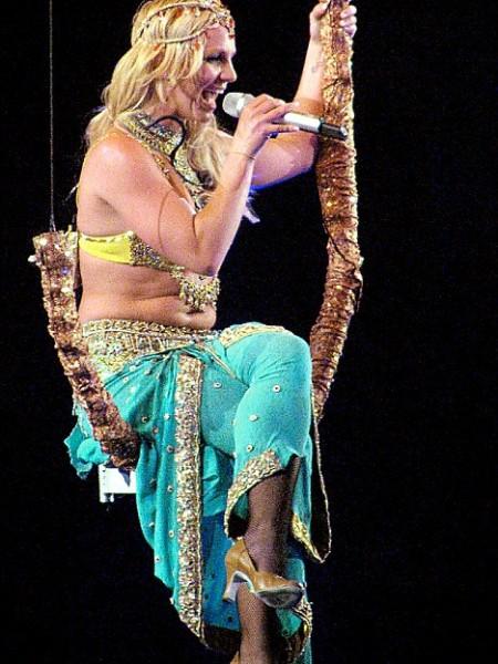 Britney Spears nu scapa de burta