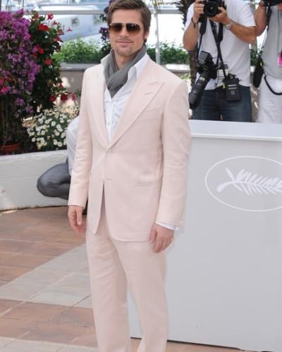 Brad Pitt imbracat in roz