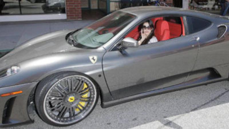 Kim Kardashian si-a tras Ferrari
