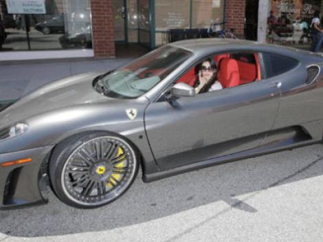 Kim Kardashian si-a tras Ferrari