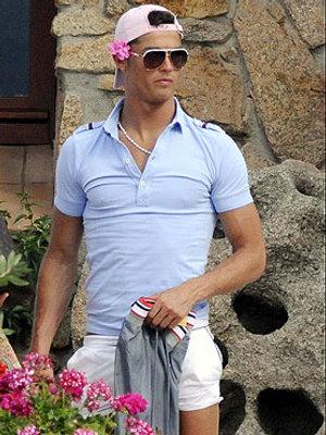 Cristiano Ronaldo poarta flori la ureche