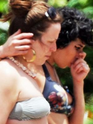 Amy Winehouse suge degetul