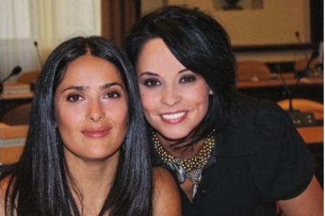 Andreea Marin Banica la picioarele Salmei Hayek