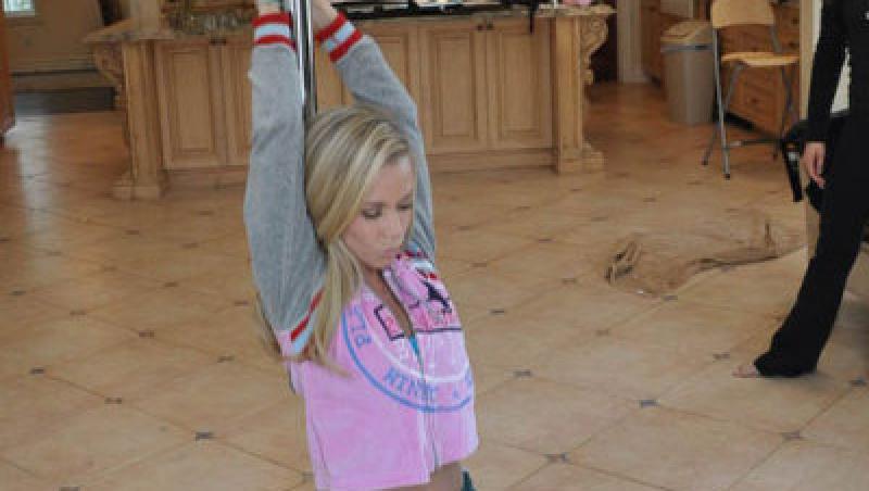 Kendra Wilkinson la bara... din bucatarie