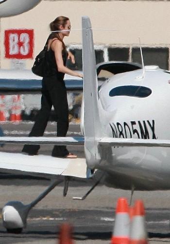 Angelina Jolie a sarit din avion