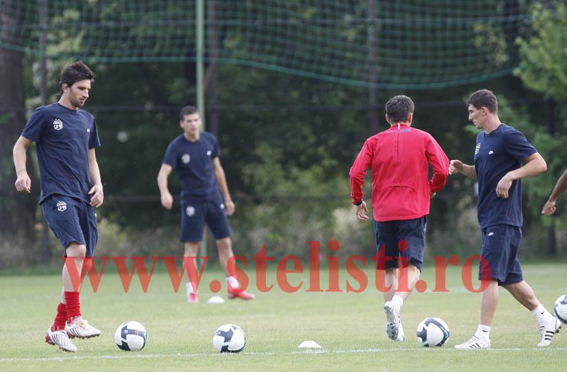 Steaua, antrenament oficial in efectiv complet