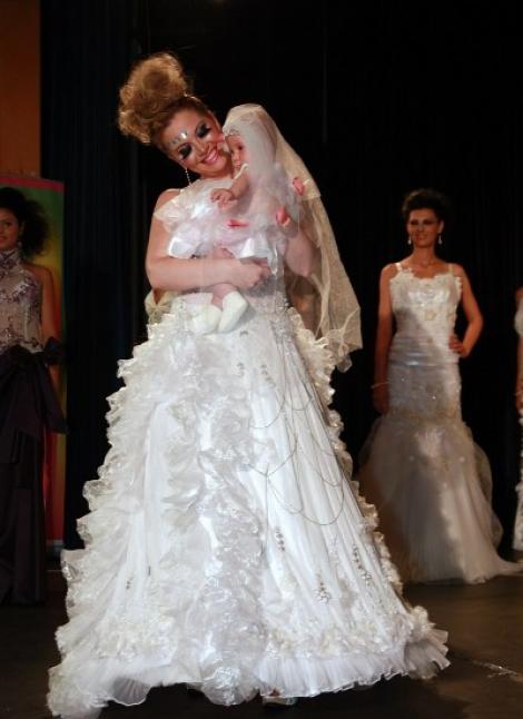 Oana Lis &acirc;&euro;&ldquo; mireasa si mamica