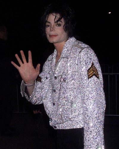 Michael Jackson a fost inmormantat