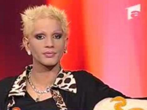 Naomi infierbantata in taxi