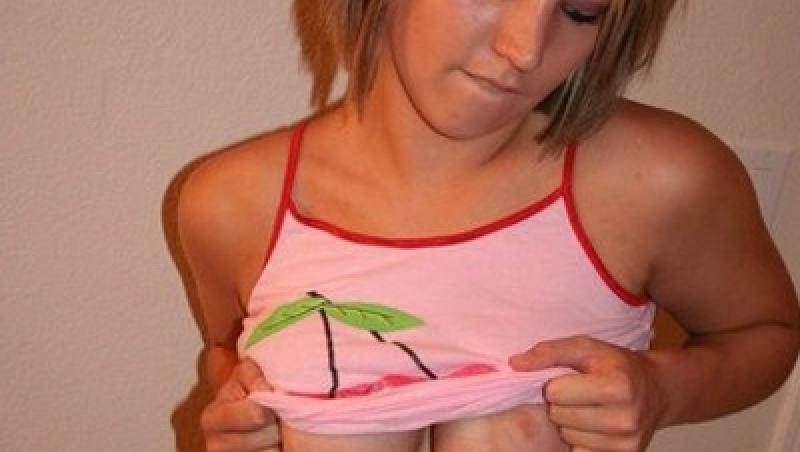 Paige Hilton se dezbraca pe bani