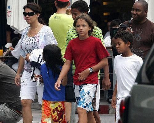 Fiii lui Michael Jackson in public