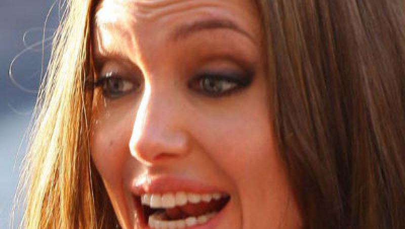 Angelina Jolie numai in piele