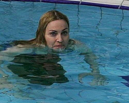 Madonna a facut baie imbracata la Bucuresti