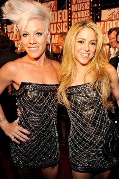 Pink si Shakira au purtat aceeasi rochie