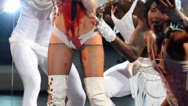 Lady Gaga plina de sange la VMA 2009