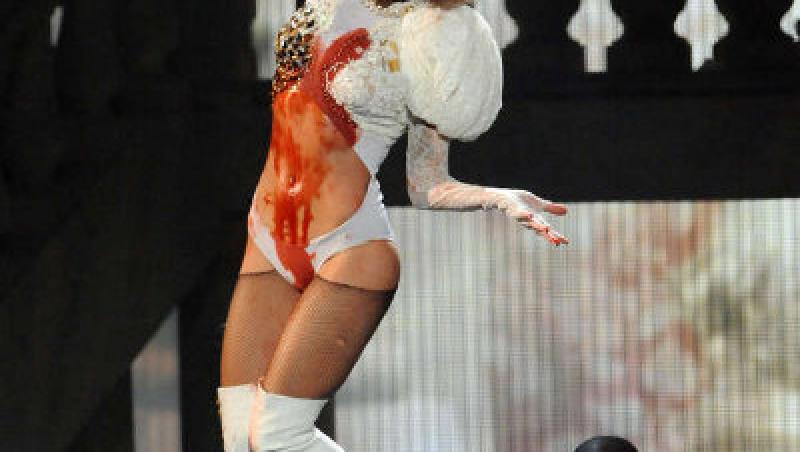 Lady Gaga plina de sange la VMA 2009