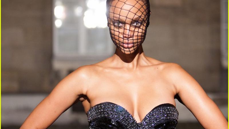 FOTO! Tyra Banks a purtat o plasa de pescuit la petrecerea Vogue