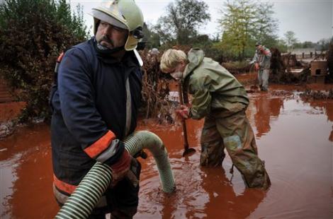 UPDATE! Ungaria: peretii rezervorului de noroi rosu au fost stabilizati. Riscurile unei a doua deversari s-au redus