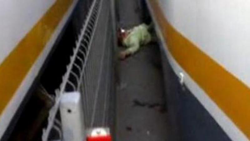 IMAGINI SOCANTE! Bucuresti: O femeie a fost calcata de tramvai