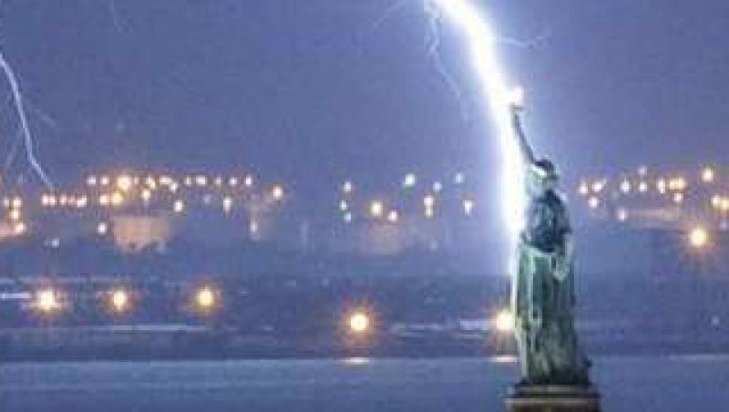 FOTO / Statuia Libertatii, lovita de fulger!