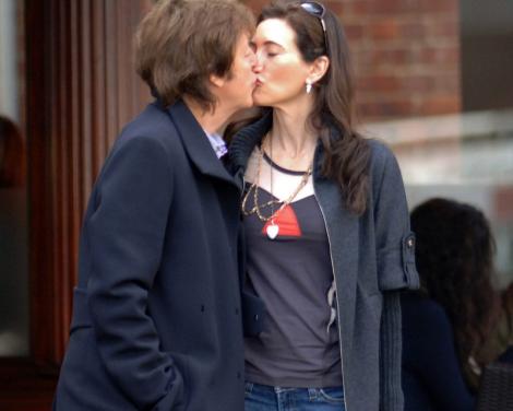 FOTO! Paul McCartney se saruta in strada!
