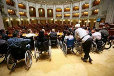 Guvernul taie banii handicapatilor