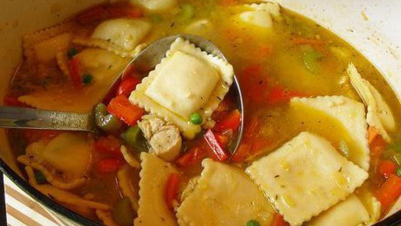 VIDEO! Reteta: Supa picanta cu ravioli