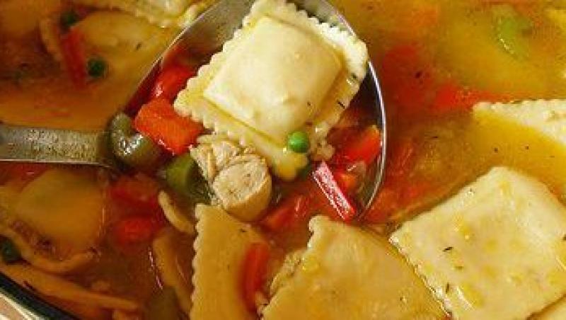 VIDEO! Reteta: Supa picanta cu ravioli