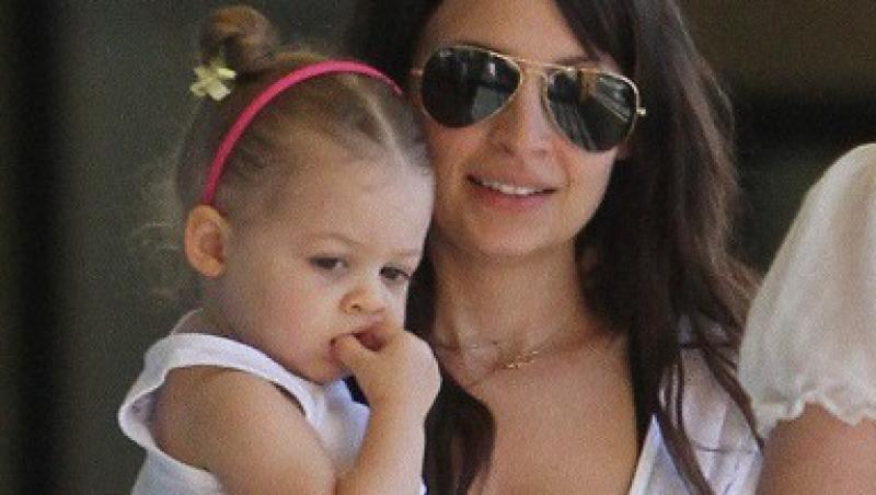 Harlow, fetita lui Nicole Richie, este haituita de paparazzi