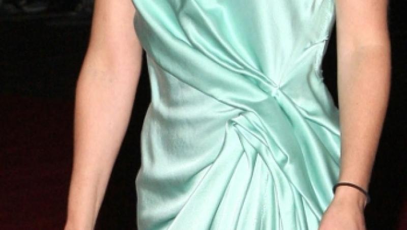 FOTO! Gillian Anderson, cu rochia sfasiata pe covorul rosu