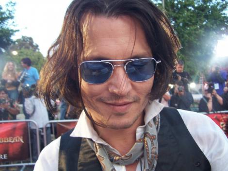 Johnny Depp a imbracat de iarna toti colegii de pe platou