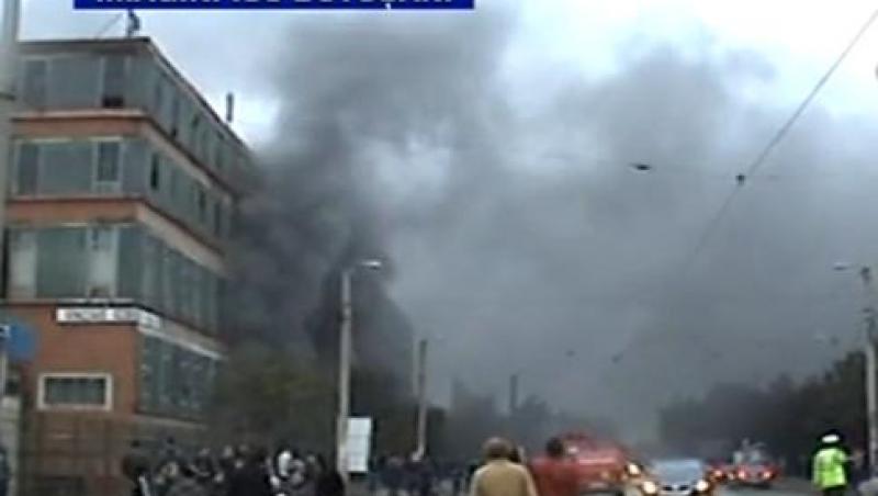 VIDEO! Incendiu puternic la un depozit in Botosani