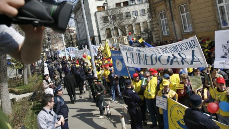 Profesorii ies din nou in strada: 10.000 de oameni vor picheta Palatul Cotroceni si Guvernul