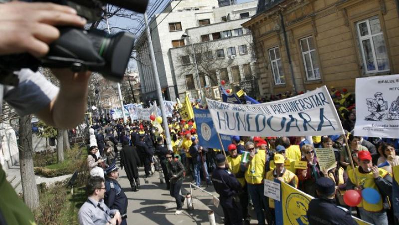 Profesorii ies din nou in strada: 10.000 de oameni vor picheta Palatul Cotroceni si Guvernul