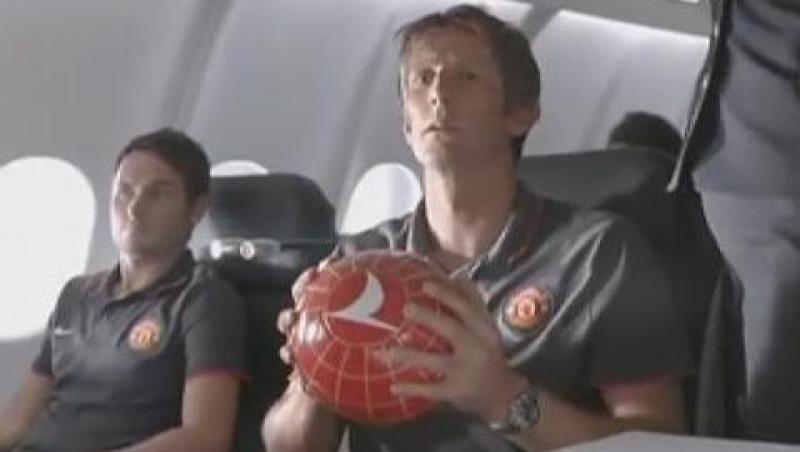 VIDEO! La Manchester United se joaca fotbal in avion!