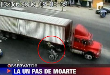VIDEO! Peru: Politist neatent lovit de un camion