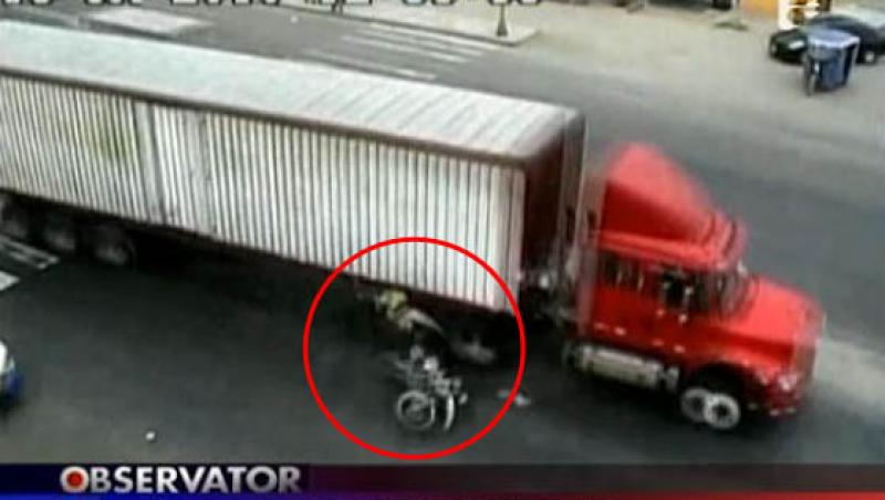 VIDEO! Peru: Politist neatent lovit de un camion