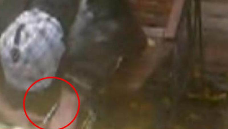 VIDEO! Bucuresti: Tanar surprins in timp ce se droga intr-o statie de tramvai